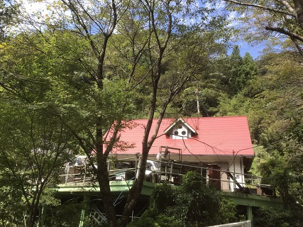 山間に建つコテージ風　一戸建